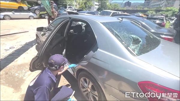 ▲警方尋獲遭開槍的賓士車，並採集車上相關證據。（圖／記者陸運陞翻攝）