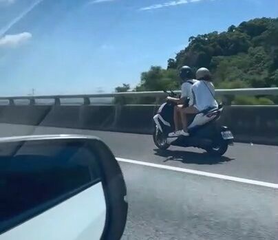 ▲▼有輛雙載機車騎上國道3號，一路狂飆，警方表示最高可罰6千元。（圖／民眾提供，下同）