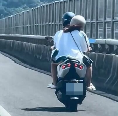 ▲▼有輛雙載機車騎上國道3號，一路狂飆，警方表示最高可罰6千元。（圖／民眾提供，下同）