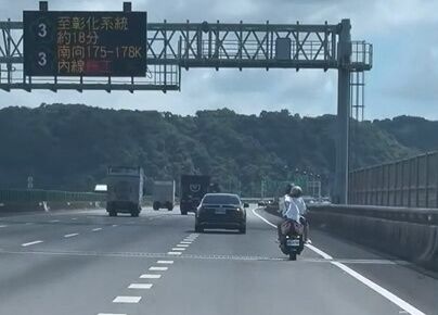 ▲▼有輛雙載機車騎上國道3號，一路狂飆，警方表示最高可罰6千元。（圖／民眾提供，下同）