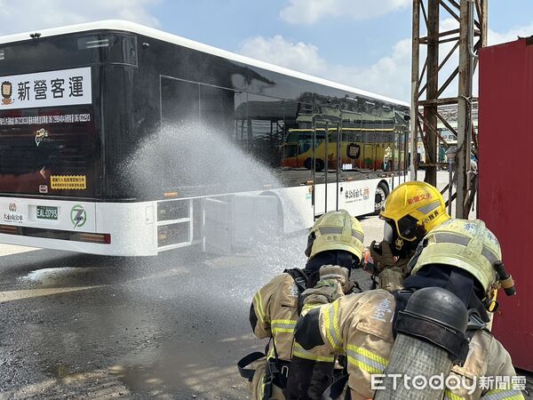 ▲台南市消防局第一救災救護大隊與新營客運辦理電動巴士事故教育訓練，實地演練強化救災能力。（記者林東良翻攝，下同）