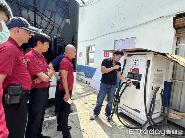 ▲台南市消防局第一救災救護大隊與新營客運辦理電動巴士事故教育訓練，實地演練強化救災能力。（記者林東良翻攝，下同）