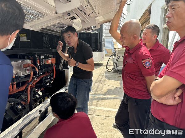 ▲台南市消防局第一救災救護大隊與新營客運辦理電動巴士事故教育訓練，實地演練強化救災能力。（記者林東良翻攝，下同）