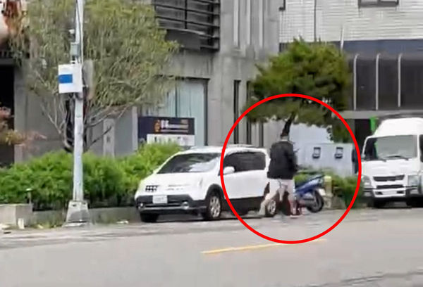 ▲涉嫌開槍的楊姓男子（紅圈處）犯案後徒步逃逸。（圖／民眾提供）