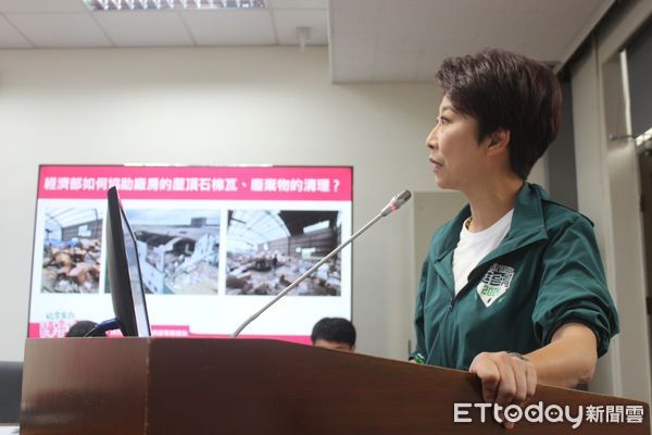 ▲立委陳亭妃爭取經濟部將石綿瓦清運納入補助，每家企業最高可申請20萬元。（記者林東良翻攝，下同）