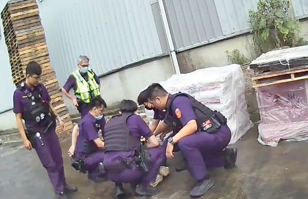 ▲桃園市李姓男子昨天下午酒後情緒失控，持鐵鎚砸毀小貨車擋風玻璃，警方據報到場壓制。（圖／八德警分局提供）