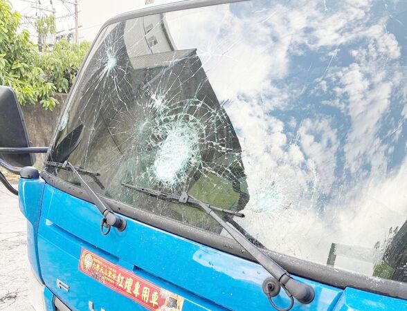 ▲桃園市李姓男子昨天下午在八德區酒後情緒失控，持鐵鎚砸毀小貨車擋風玻璃。（圖／八德警分局提供）