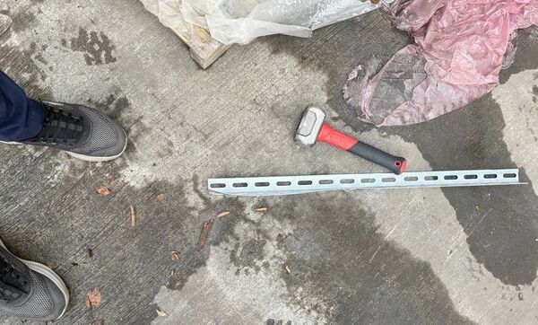 ▲桃園市八德警方昨天下午壓制酒後失控李姓男子，並起出做案用鐵鎚、鐵架等證物。（圖／八德警分局提供）