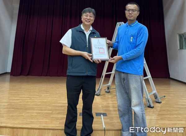 ▲竹夢國際有限公司施昌邑先生捐贈61校安全工作梯，教育局長鄭新輝代表市長頒發致謝狀。（記者林東良翻攝，下同）