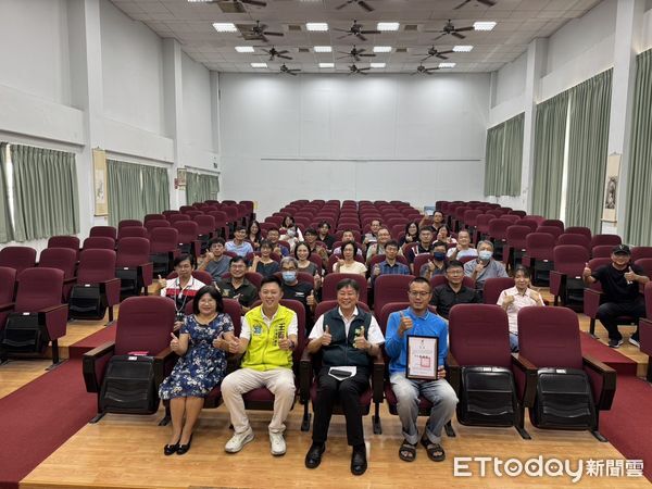 ▲竹夢國際有限公司施昌邑先生捐贈61校安全工作梯，教育局長鄭新輝代表市長頒發致謝狀。（記者林東良翻攝，下同）