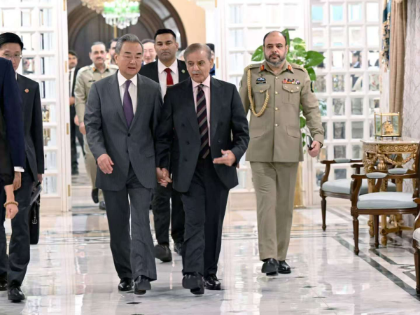 ▲▼ 當地時間2025年8月21日，巴基斯坦總理夏巴茲在伊斯蘭堡會見中共中央政治局委員、外交部長王毅。            。（圖／翻攝 陸外交部官網）