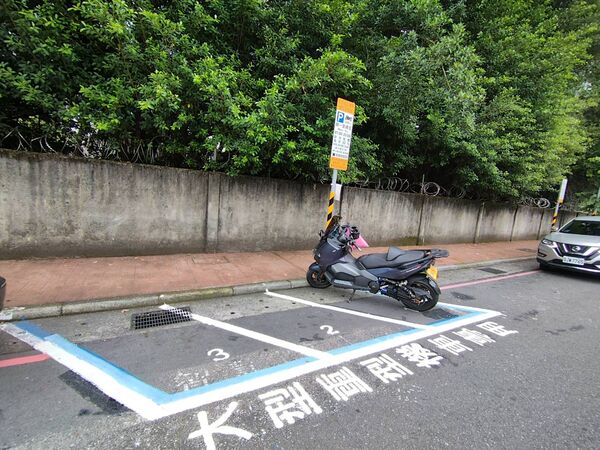 新北板橋、新店試辦大重機停路邊機車格 重機車友:停車方便多了!（圖／新北市政府交通局提供）