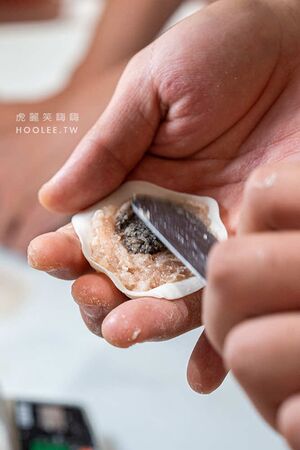 ▲▼小口吃湯包。（圖／部落客虎麗笑嗨嗨授權提供）