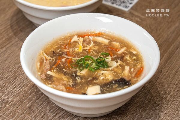 ▲▼小口吃湯包。（圖／部落客虎麗笑嗨嗨授權提供）