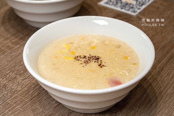 ▲▼小口吃湯包。（圖／部落客虎麗笑嗨嗨授權提供）