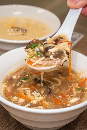 ▲▼小口吃湯包。（圖／部落客虎麗笑嗨嗨授權提供）