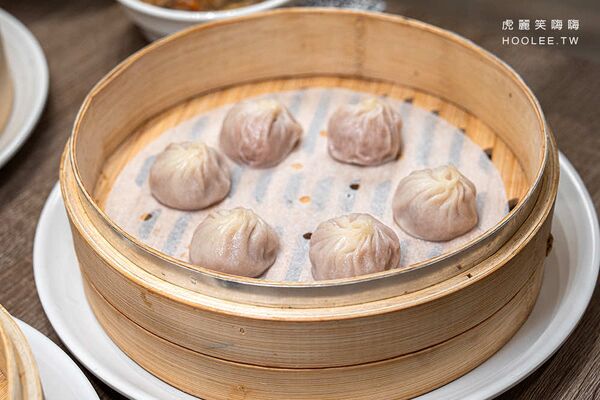 ▲▼小口吃湯包。（圖／部落客虎麗笑嗨嗨授權提供）