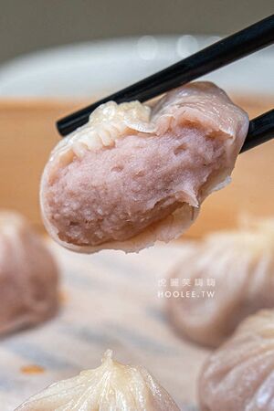 ▲▼小口吃湯包。（圖／部落客虎麗笑嗨嗨授權提供）