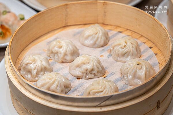 ▲▼小口吃湯包。（圖／部落客虎麗笑嗨嗨授權提供）