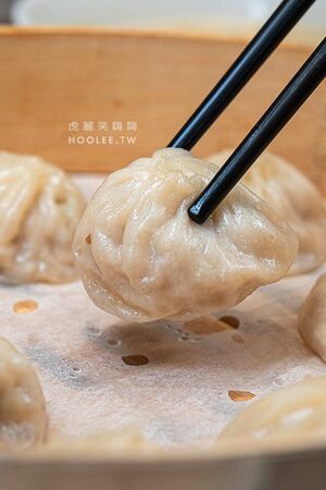 ▲▼小口吃湯包。（圖／部落客虎麗笑嗨嗨授權提供）