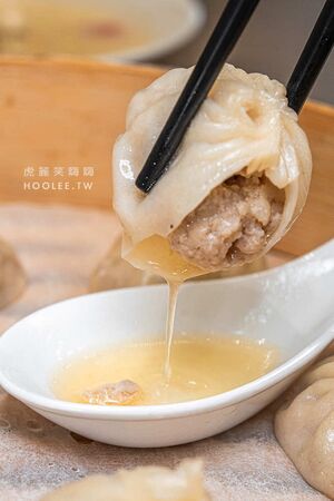 ▲▼小口吃湯包。（圖／部落客虎麗笑嗨嗨授權提供）