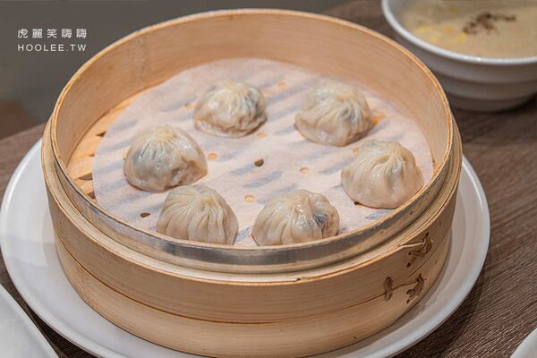 ▲▼小口吃湯包。（圖／部落客虎麗笑嗨嗨授權提供）