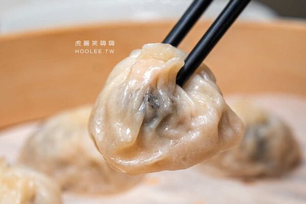 ▲▼小口吃湯包。（圖／部落客虎麗笑嗨嗨授權提供）