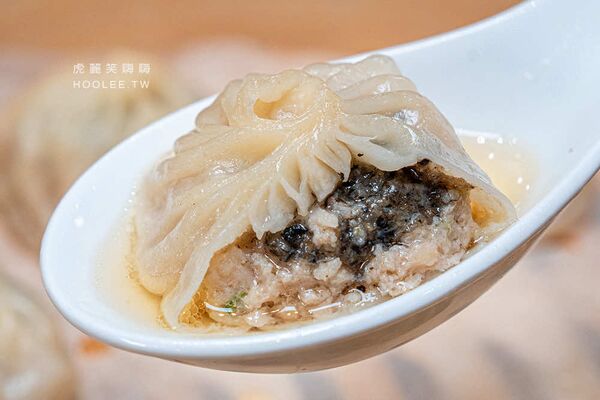 ▲▼小口吃湯包。（圖／部落客虎麗笑嗨嗨授權提供）