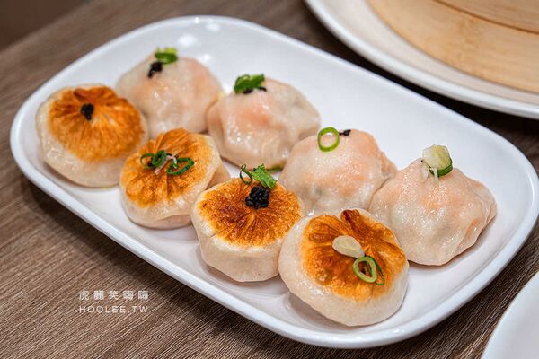 ▲▼小口吃湯包。（圖／部落客虎麗笑嗨嗨授權提供）