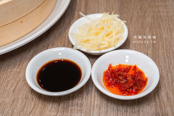 ▲▼小口吃湯包。（圖／部落客虎麗笑嗨嗨授權提供）