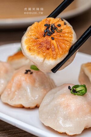 ▲▼小口吃湯包。（圖／部落客虎麗笑嗨嗨授權提供）