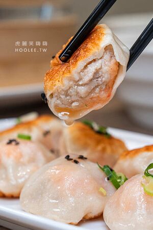 ▲▼小口吃湯包。（圖／部落客虎麗笑嗨嗨授權提供）