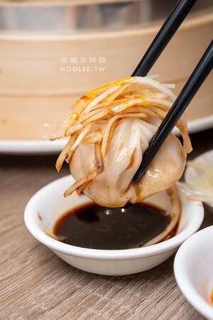 ▲▼小口吃湯包。（圖／部落客虎麗笑嗨嗨授權提供）