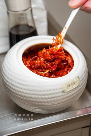 ▲▼小口吃湯包。（圖／部落客虎麗笑嗨嗨授權提供）