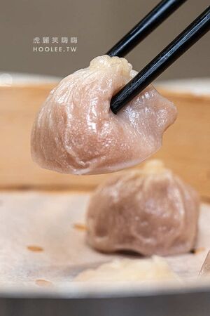 ▲▼小口吃湯包。（圖／部落客虎麗笑嗨嗨授權提供）