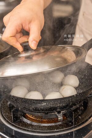 ▲▼小口吃湯包。（圖／部落客虎麗笑嗨嗨授權提供）