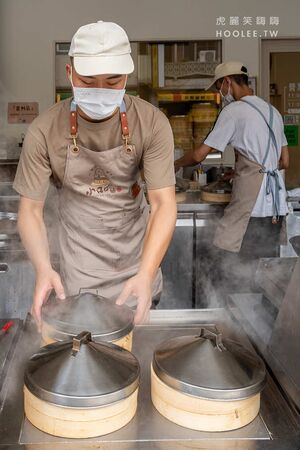 ▲▼小口吃湯包。（圖／部落客虎麗笑嗨嗨授權提供）