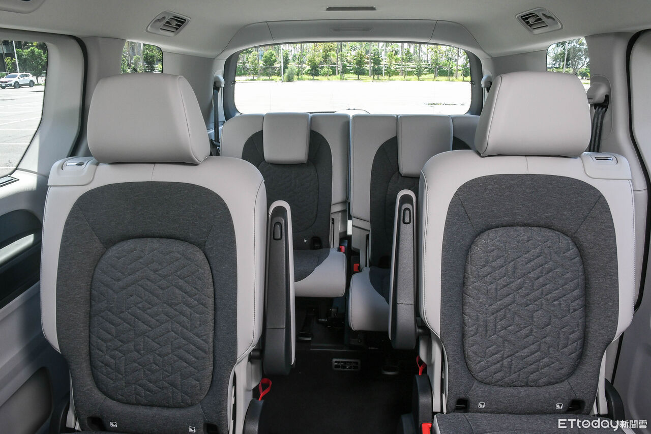 ▲福斯ID.Buzz 6人座展現更優勢的空間舒適。（圖／記者徐煜展攝）