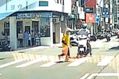 ▲彰化騎士伸手擋車，護阿伯過馬路。（圖／民眾提供）