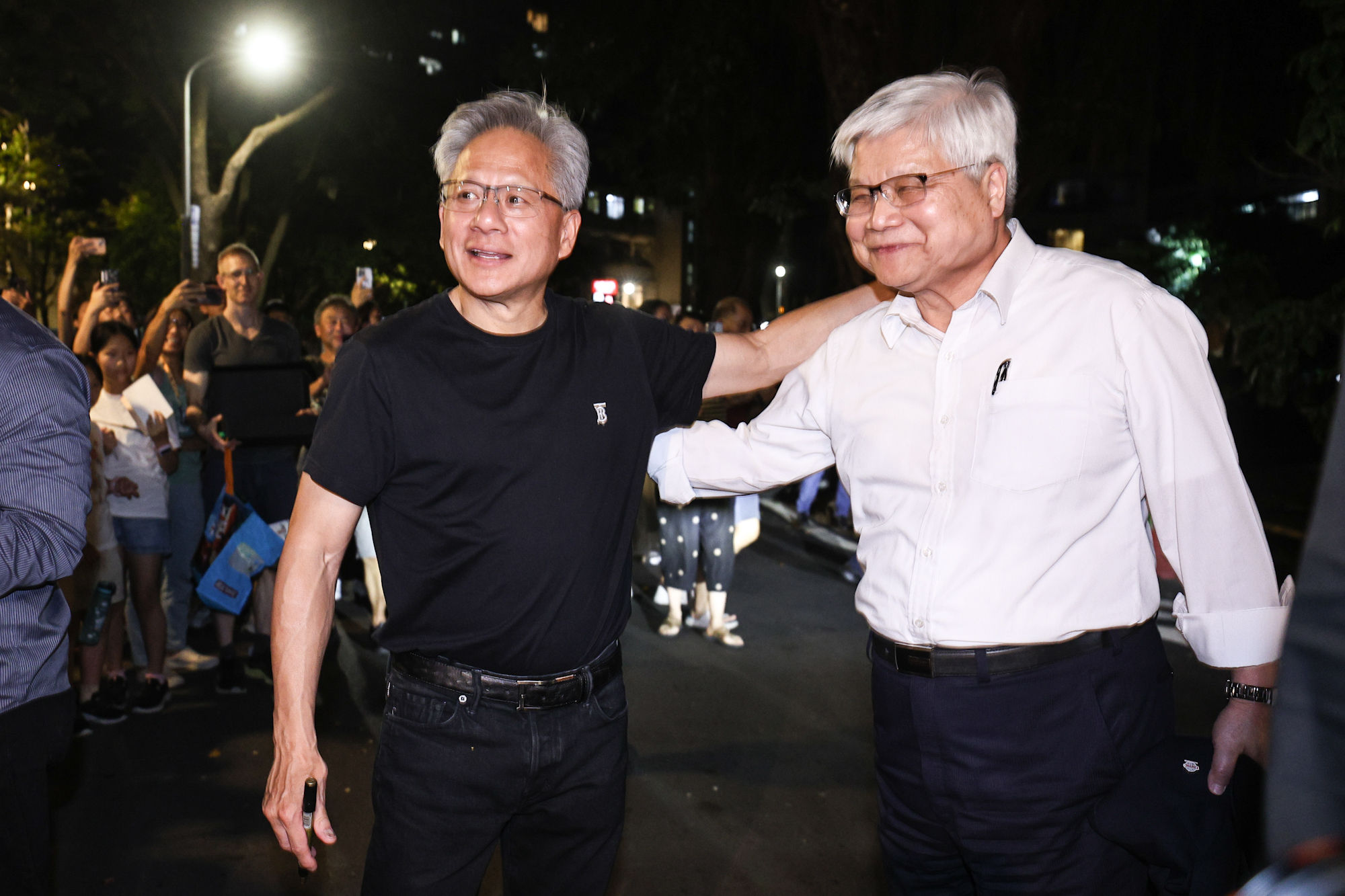 ▲黃仁勳與魏哲家餐敘後，與民眾互動。（圖／記者林敬旻攝）