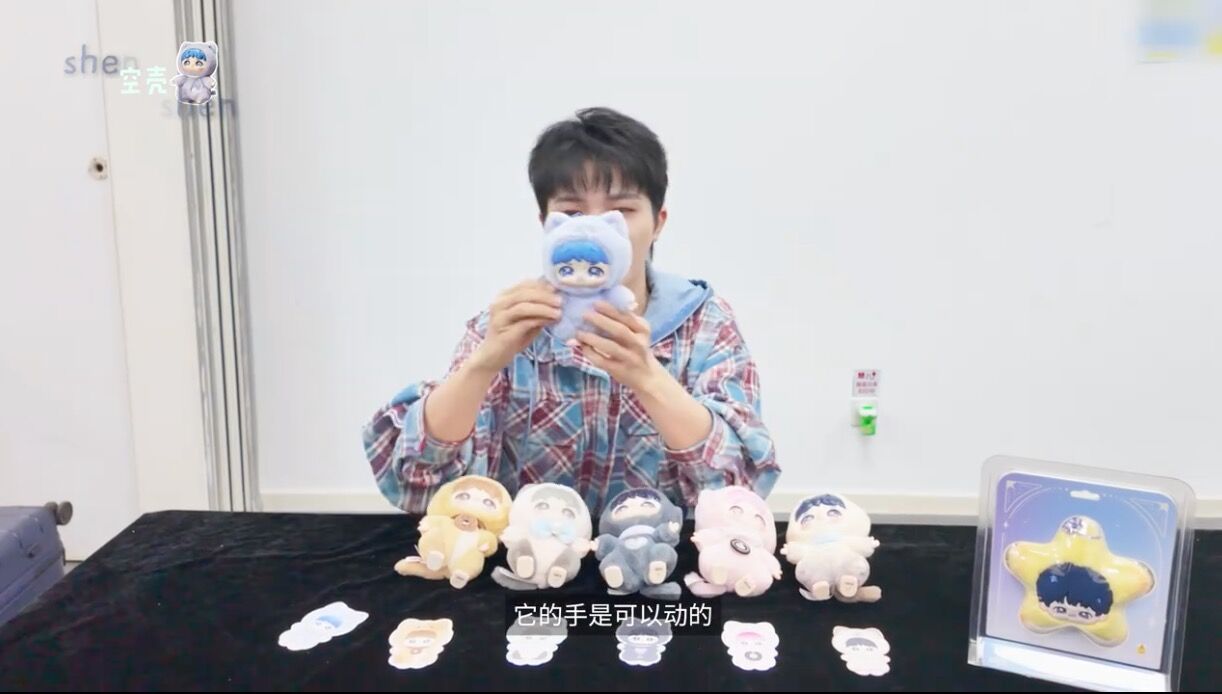 ▲▼周深介紹聯名公仔。（圖／翻攝微博）