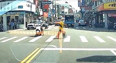 彰化阿北卡路中「人肉盾牌」騎士豪氣伸手擋車 助他過馬路