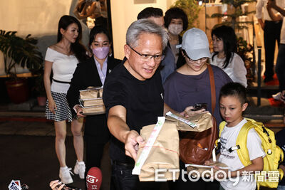 黃仁勳駁「AI取代人類」！　預言機器人維修、服飾成未來新藍海