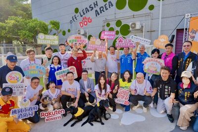搜救犬率先體驗設施　桃園樂天棒球場寵物友善專區啟用