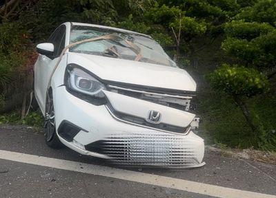 彰化自小客正面對撞大貨車「噴飛掉進田裡」　車頭爛了掉下巴