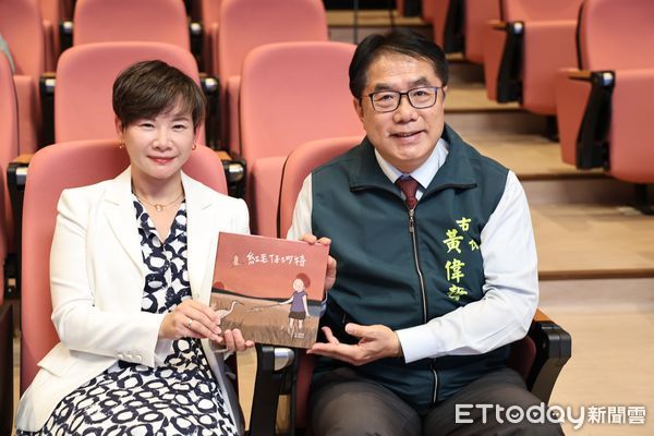▲台南市長黃偉哲出席《紅毛仔沙特》繪本贈書儀式，感謝晉基守護教育基金會支持在地閱讀推廣。（記者林東良翻攝，下同）