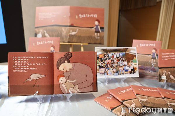 ▲台南市長黃偉哲出席《紅毛仔沙特》繪本贈書儀式，感謝晉基守護教育基金會支持在地閱讀推廣。（記者林東良翻攝，下同）