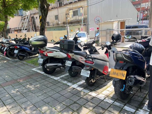 新北板橋、新店試辦大重機停路邊機車格 重機車友:停車方便多了!（圖／新北市政府交通局提供）