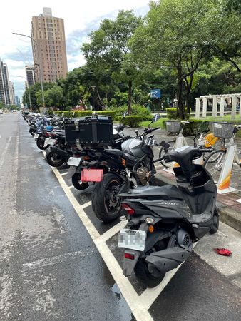 新北板橋、新店試辦大重機停路邊機車格 重機車友:停車方便多了!（圖／新北市政府交通局提供）