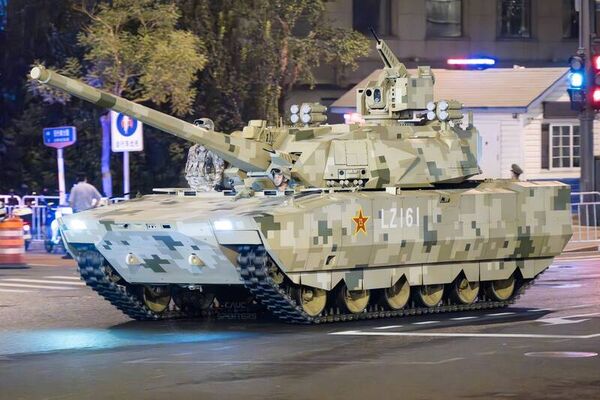 ▲▼解放軍舉行九三閱兵第二次預演，新款中型戰車的行駛畫面，被上傳至社群，引發議論。（圖／翻攝自微博）。